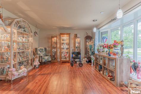 2022 West Main Street Salem IL 62881