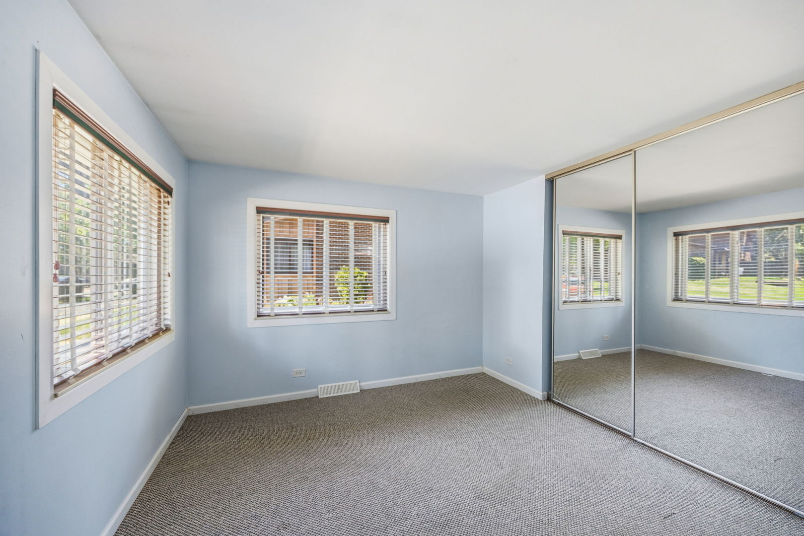 636 Forum Drive Roselle IL 60172
