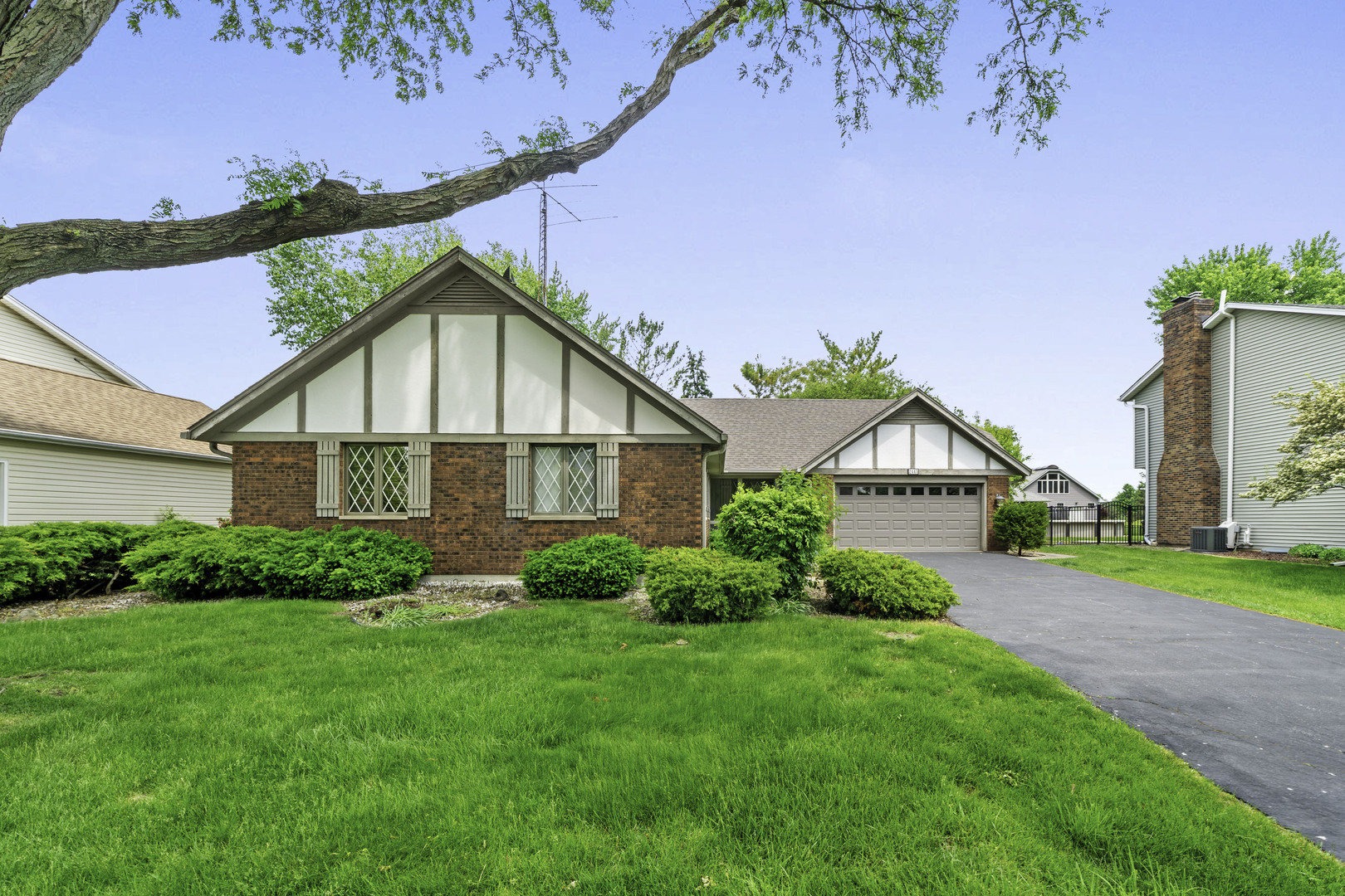 2445 Coach And Surrey Lane Aurora IL 60506