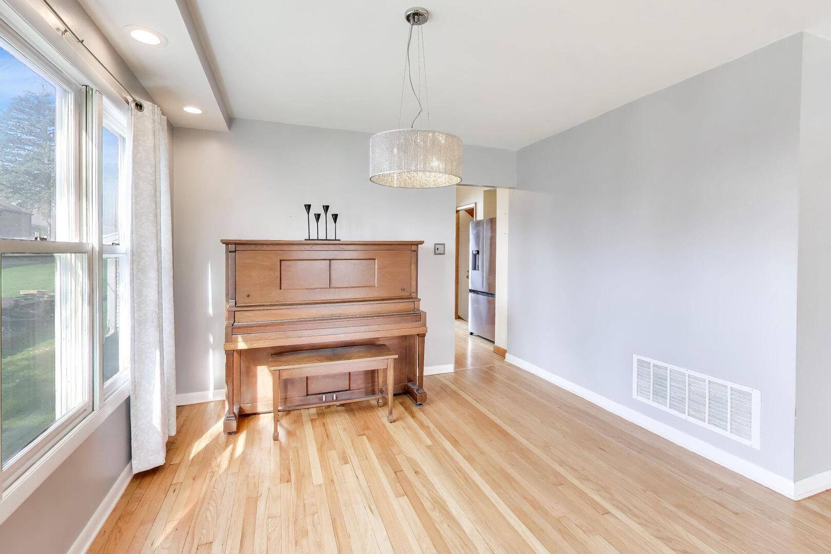 738 South Yale Avenue Villa Park IL 60181
