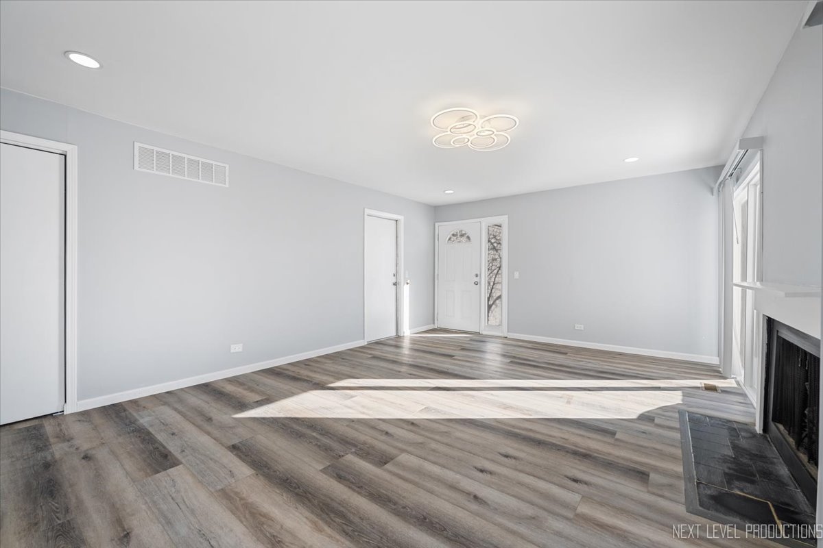 2S616 Linden Square Warrenville IL 60555