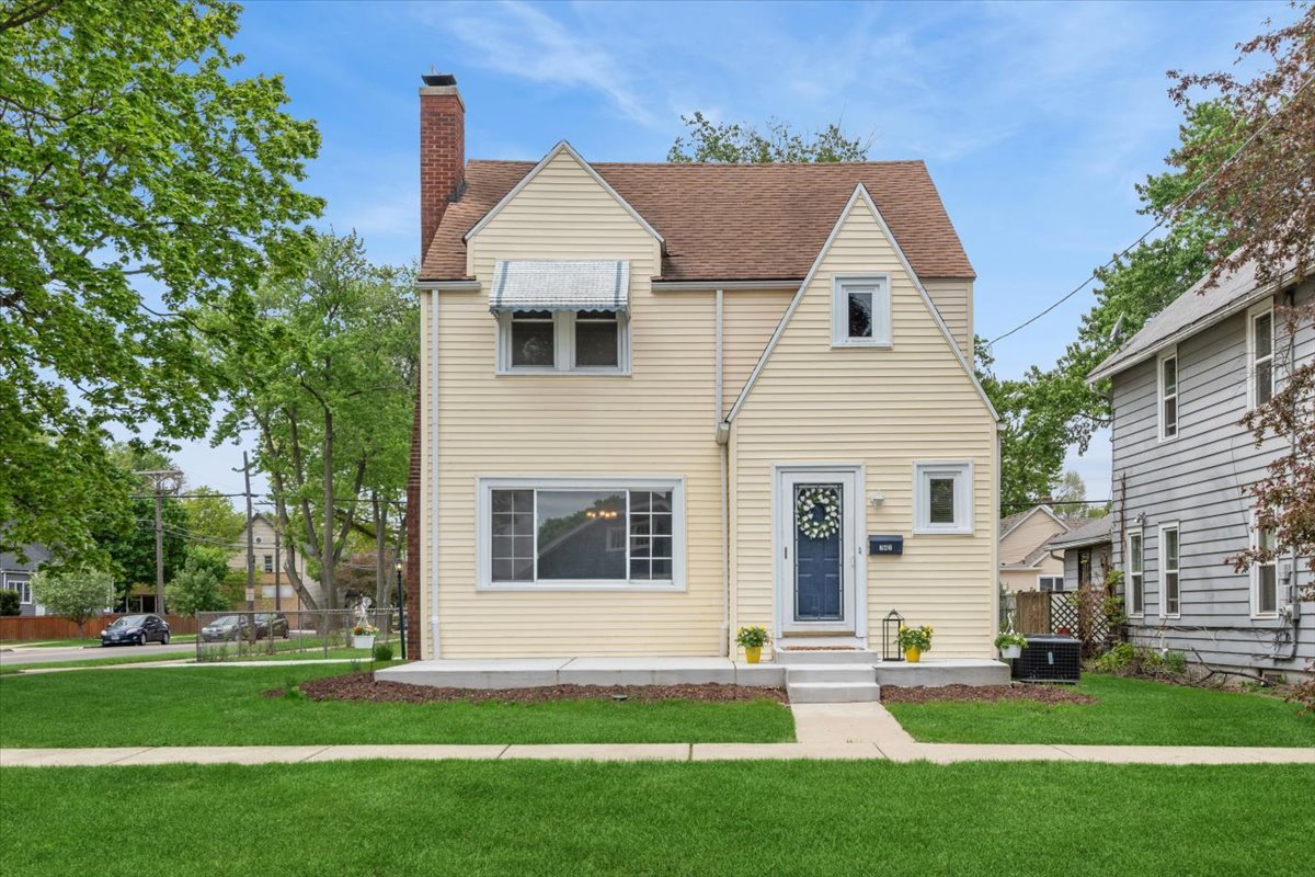 747 Watson Street Aurora IL 60505