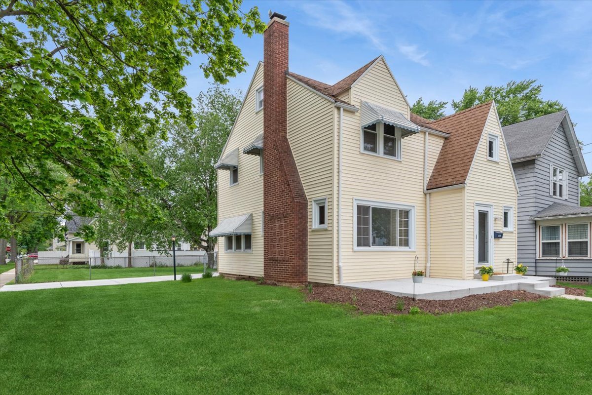 747 Watson Street Aurora IL 60505