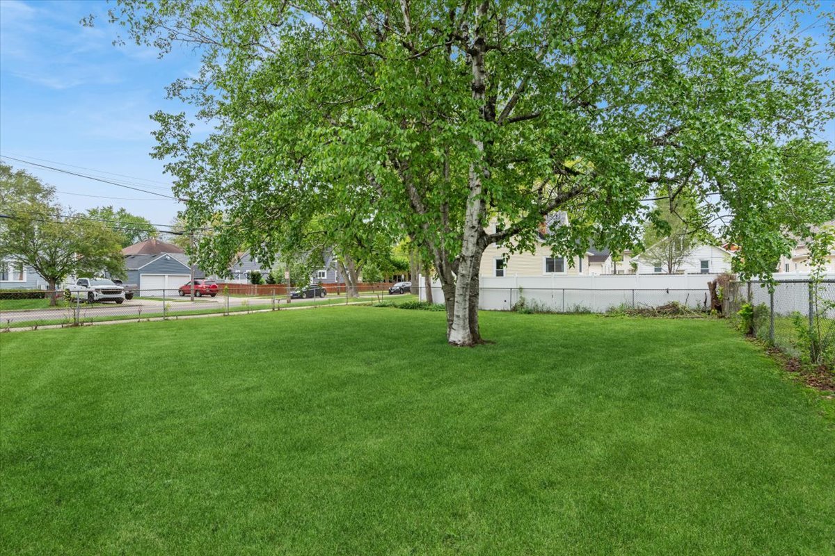 747 Watson Street Aurora IL 60505