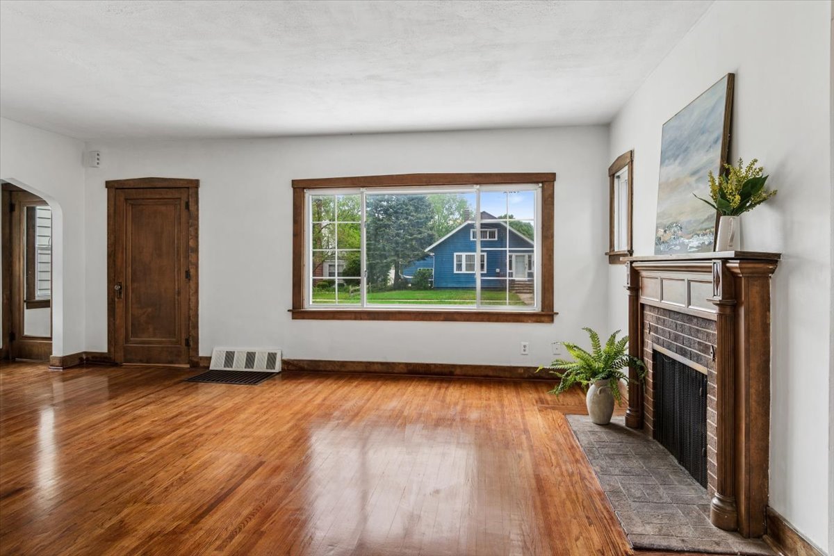 747 Watson Street Aurora IL 60505