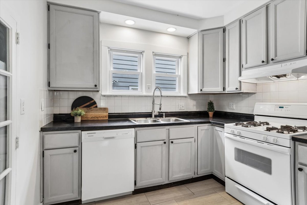 747 Watson Street Aurora IL 60505