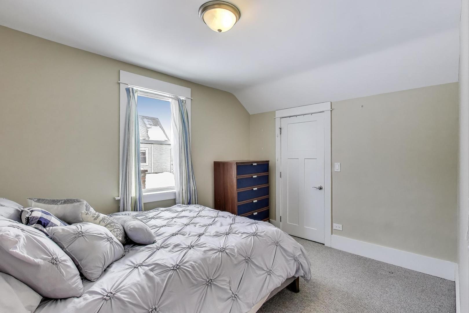 4633 West Grace Street Chicago IL 60641