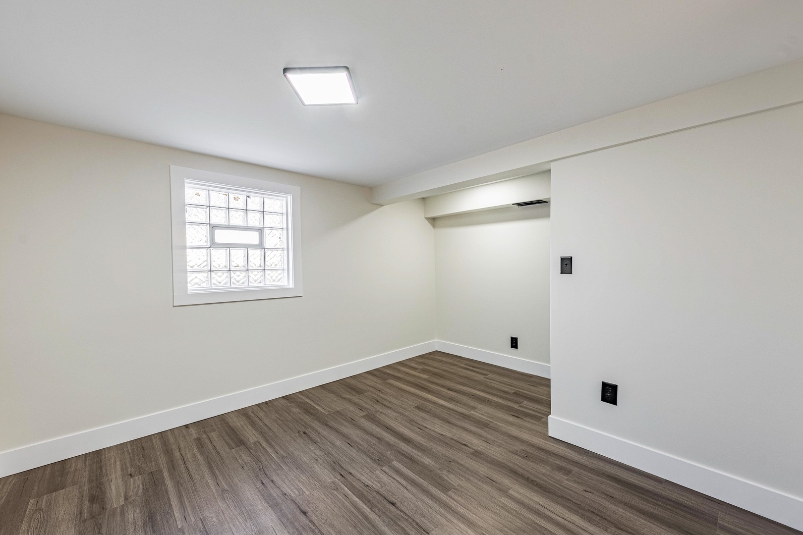 8051 South Escanaba Avenue Chicago IL 60617