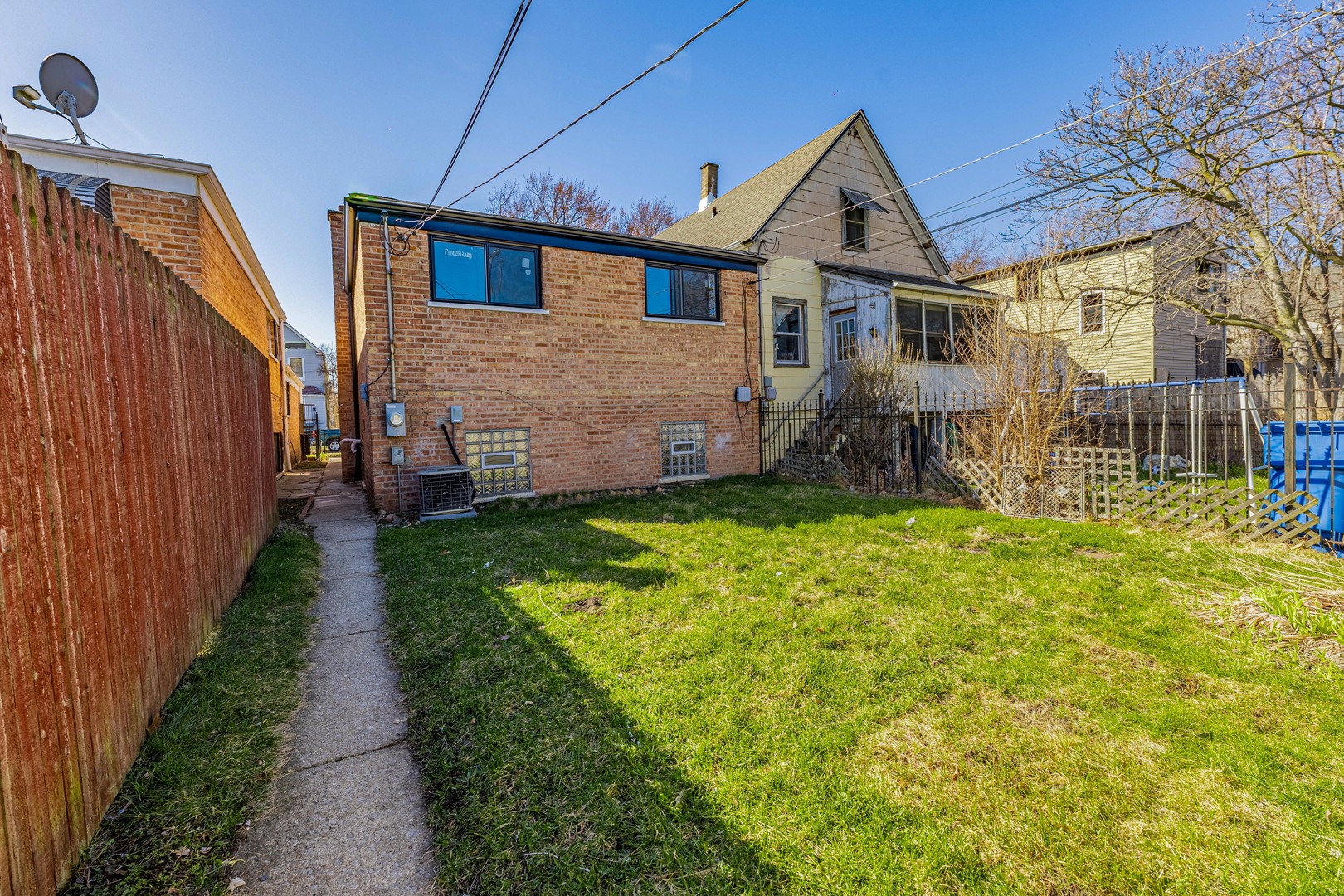 8051 South Escanaba Avenue Chicago IL 60617