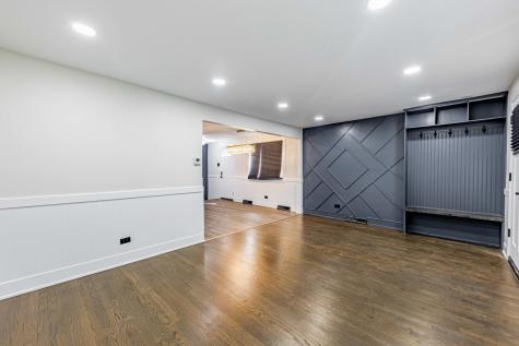 8051 South Escanaba Avenue Chicago IL 60617