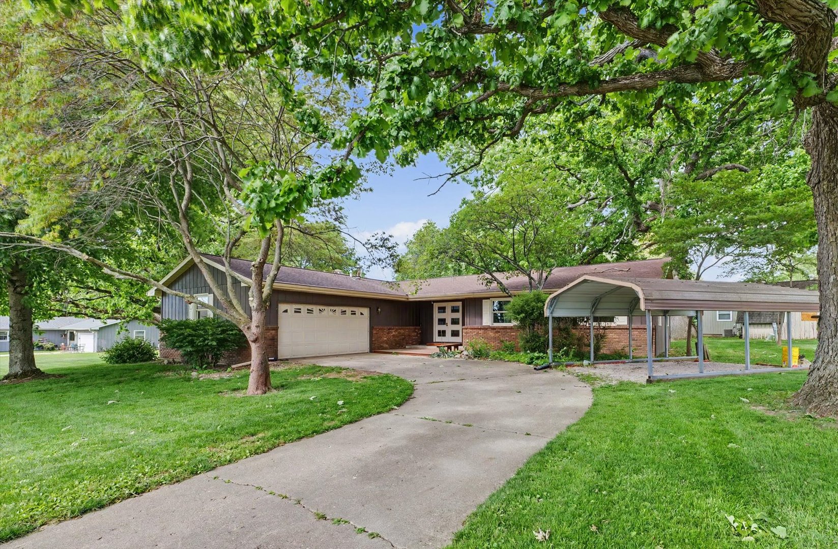9 Dunlap Woods Sidney IL 61877