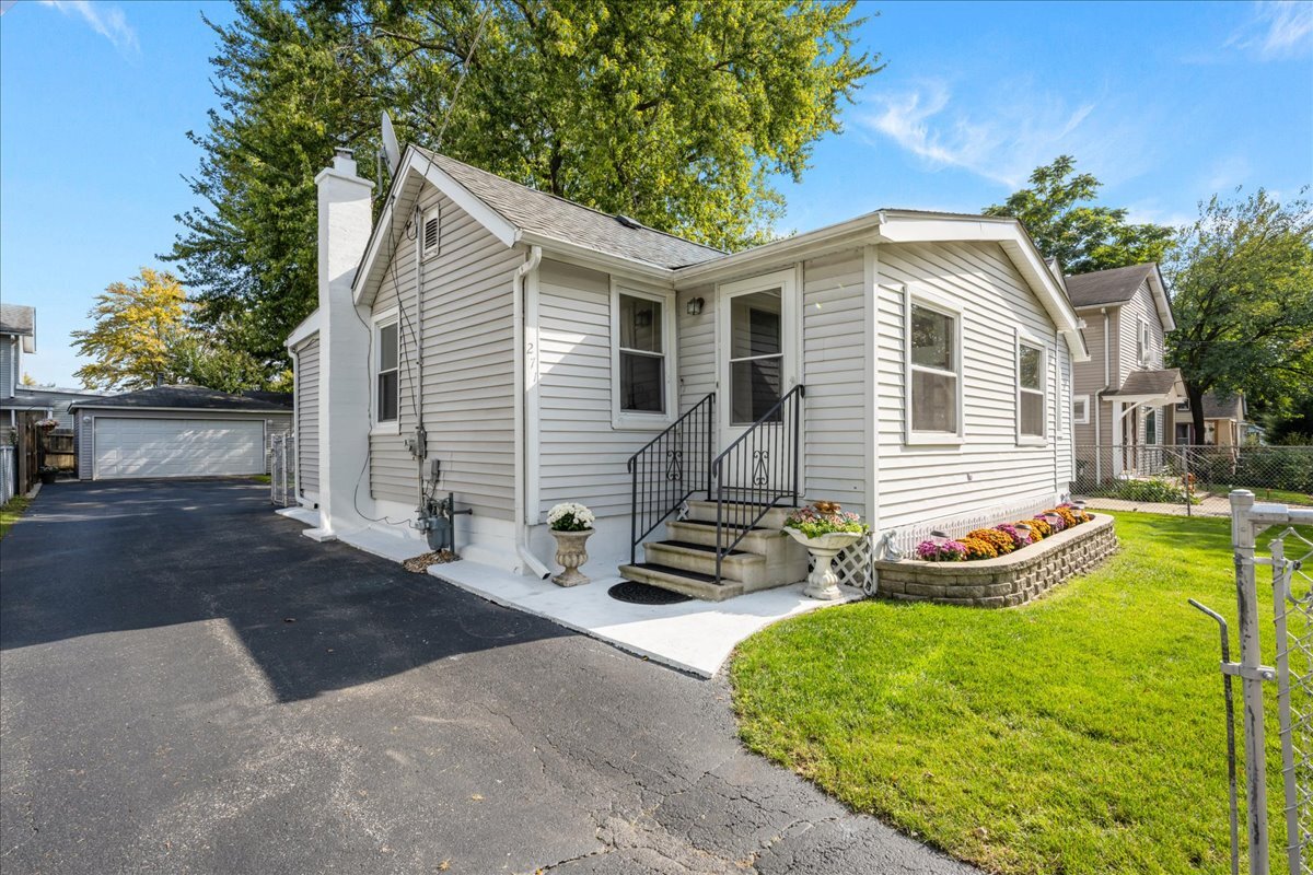 271 North Smith Street Aurora IL 60505