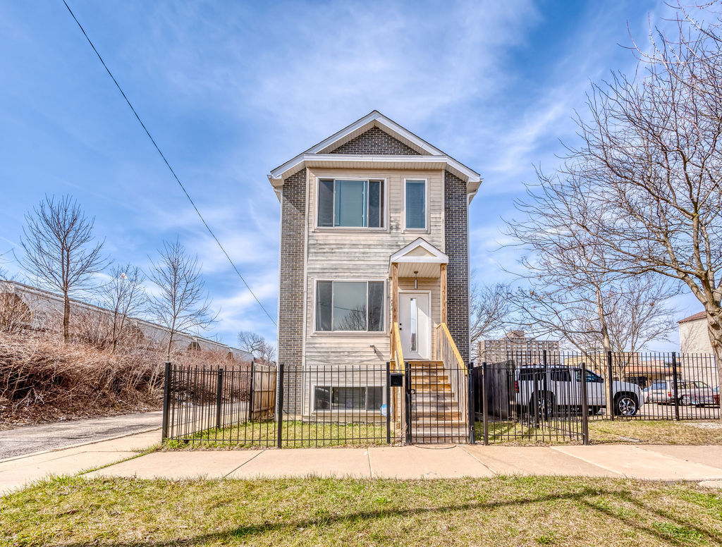 400 North Trumbull Avenue Chicago IL 60624