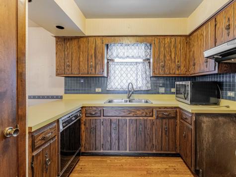 18136 Oakwood Avenue Lansing IL 60438