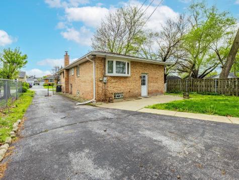 18136 Oakwood Avenue Lansing IL 60438