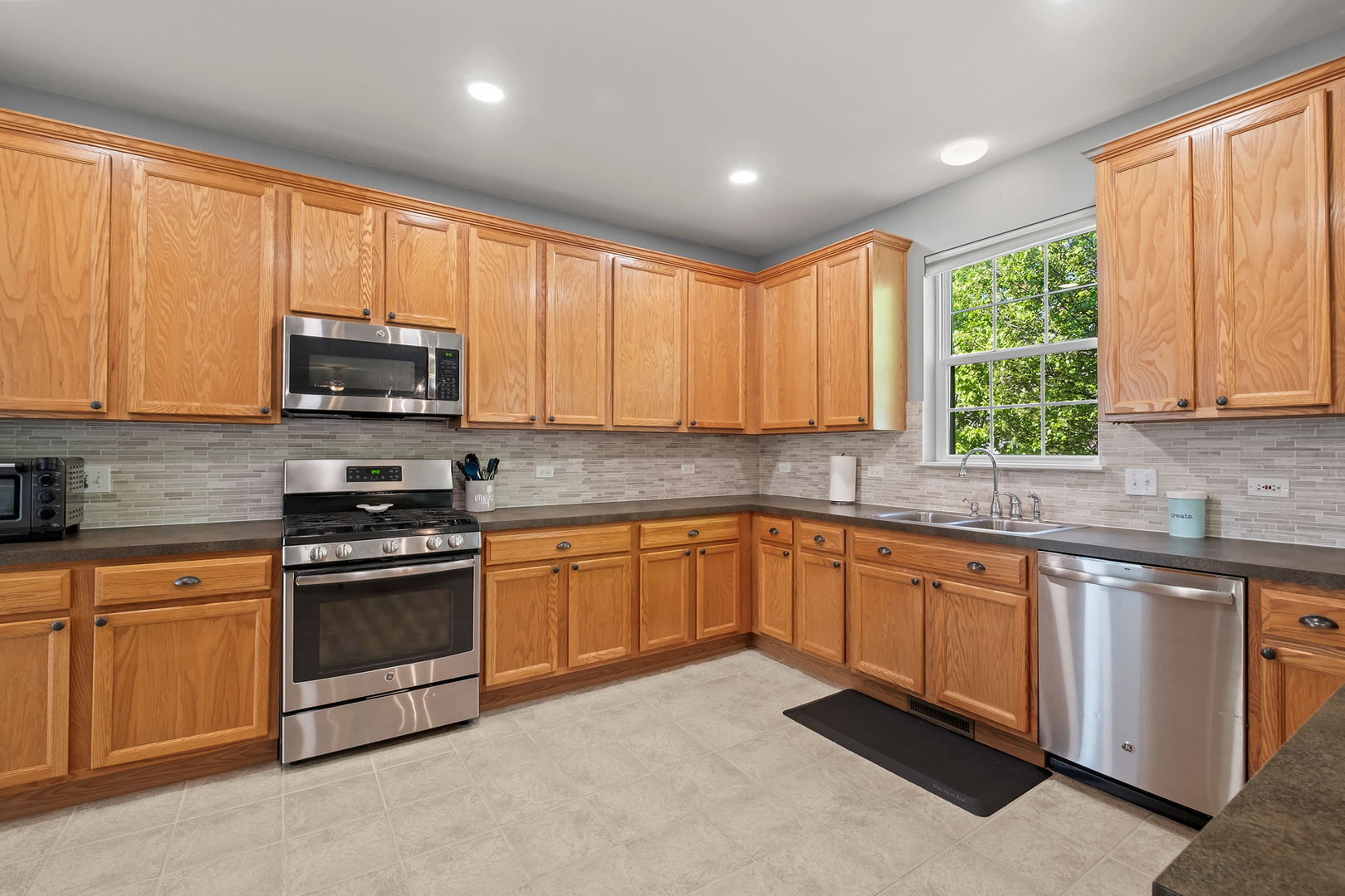 779 Lenox Avenue Bolingbrook IL 60490