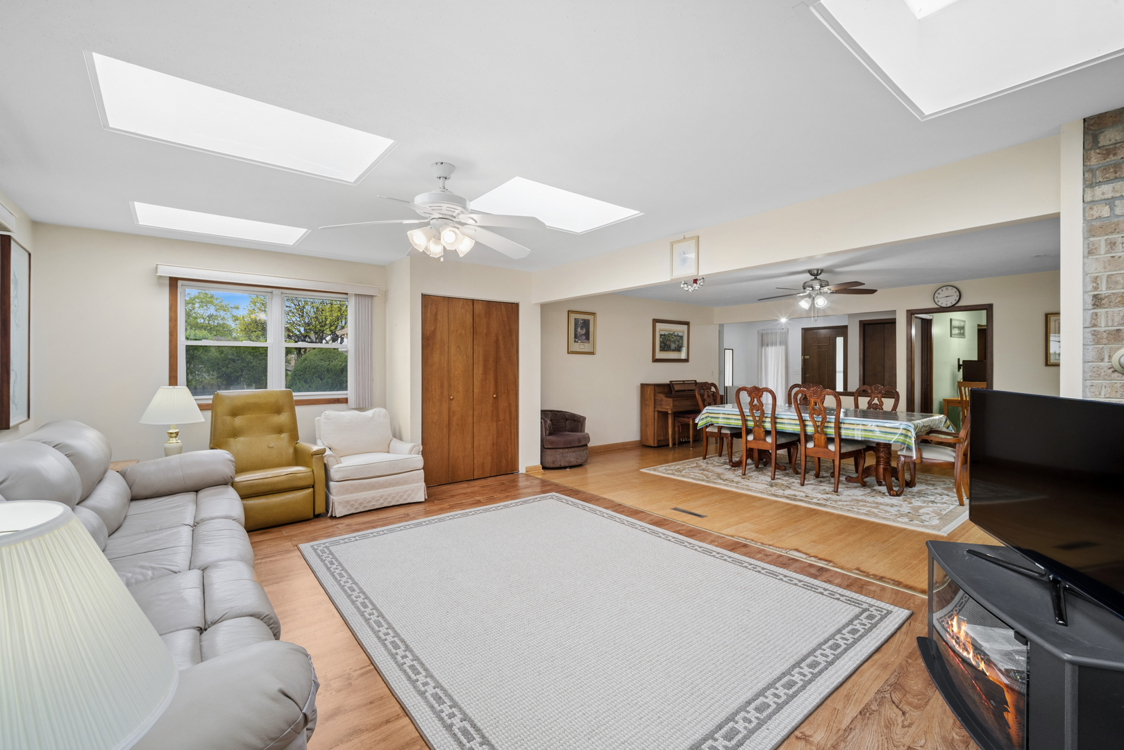 484 Springhill Drive Roselle IL 60172