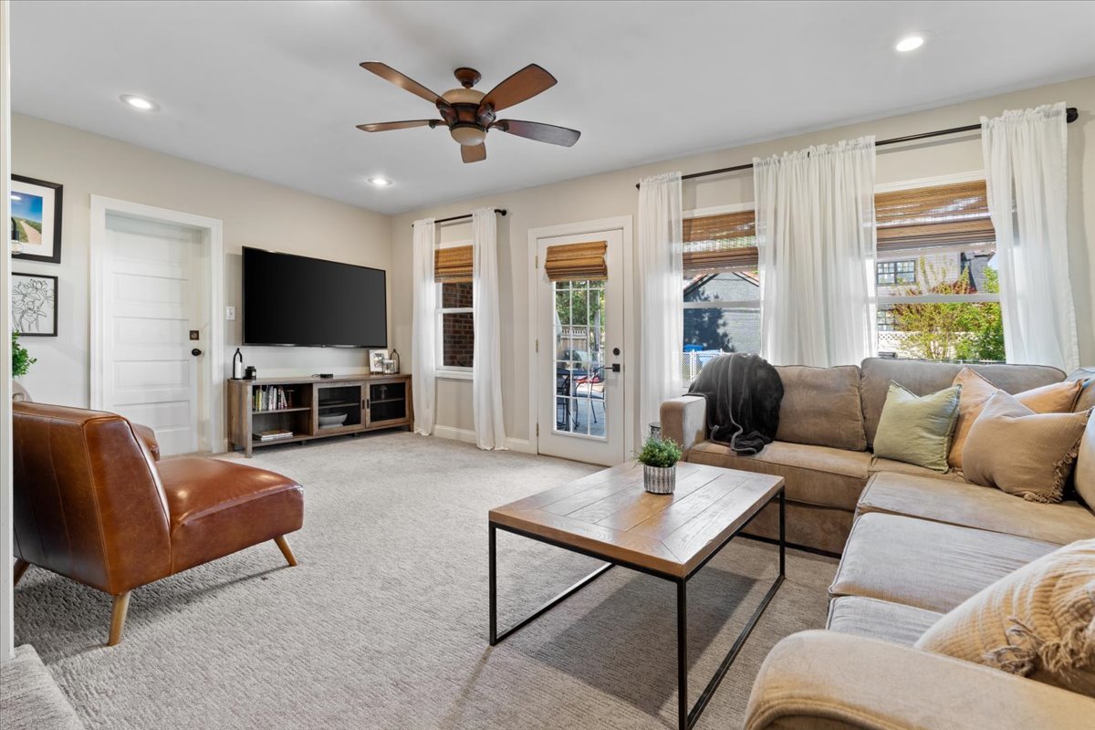 9814 South Hoyne Avenue Chicago IL 60643