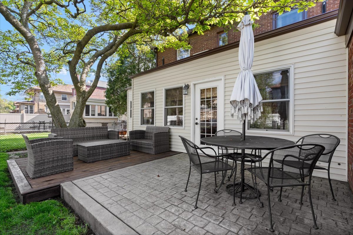 9814 South Hoyne Avenue Chicago IL 60643