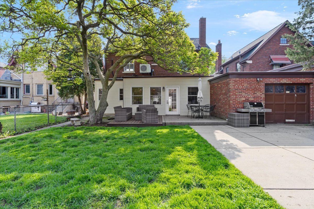 9814 South Hoyne Avenue Chicago IL 60643