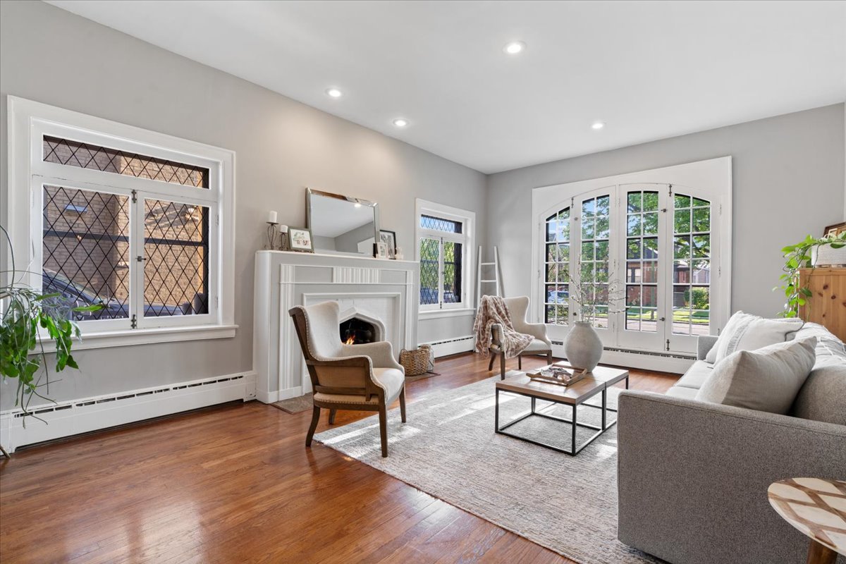 9814 South Hoyne Avenue Chicago IL 60643