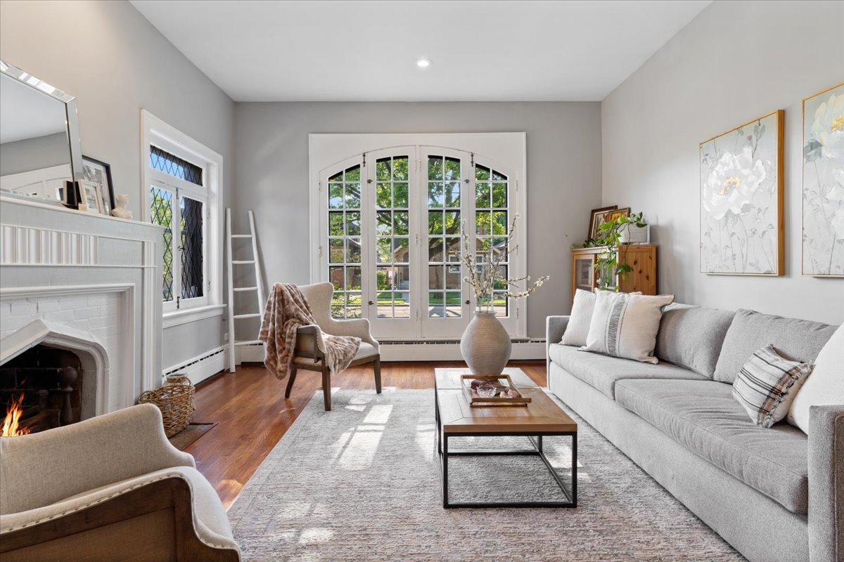 9814 South Hoyne Avenue Chicago IL 60643
