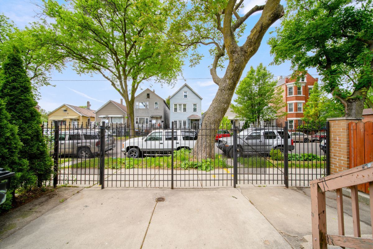 4815 South Bishop Street Chicago IL 60638