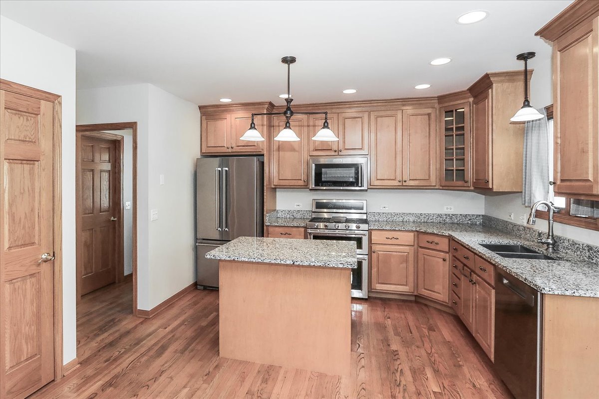 52 West Glenlake Avenue Roselle IL 60172