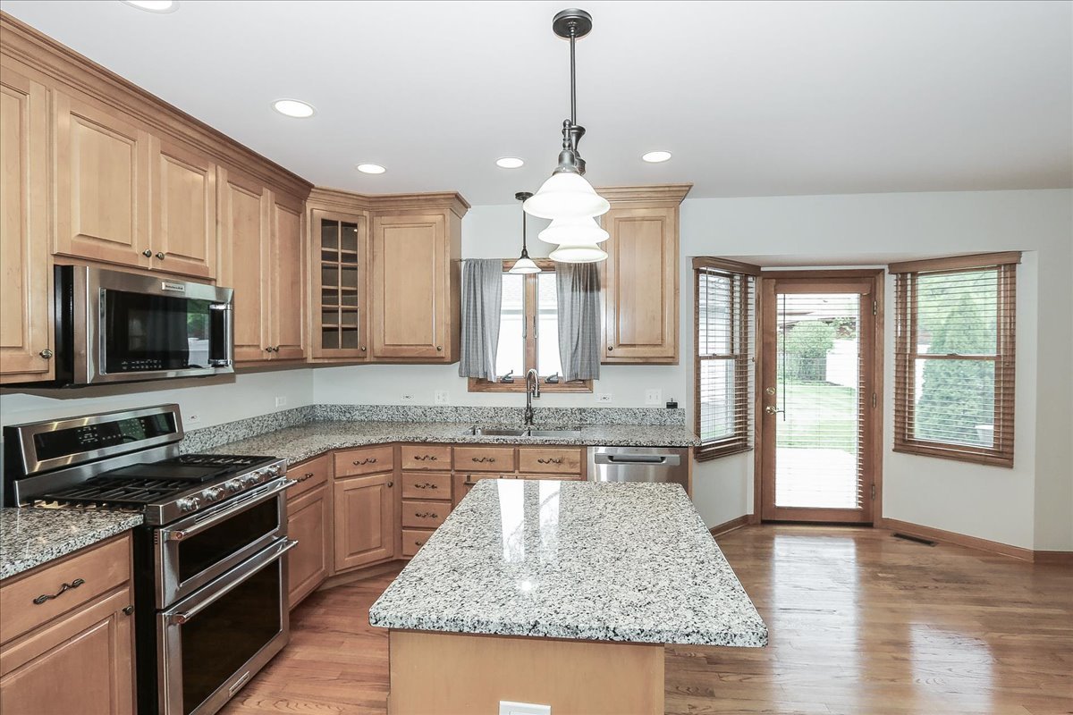 52 West Glenlake Avenue Roselle IL 60172