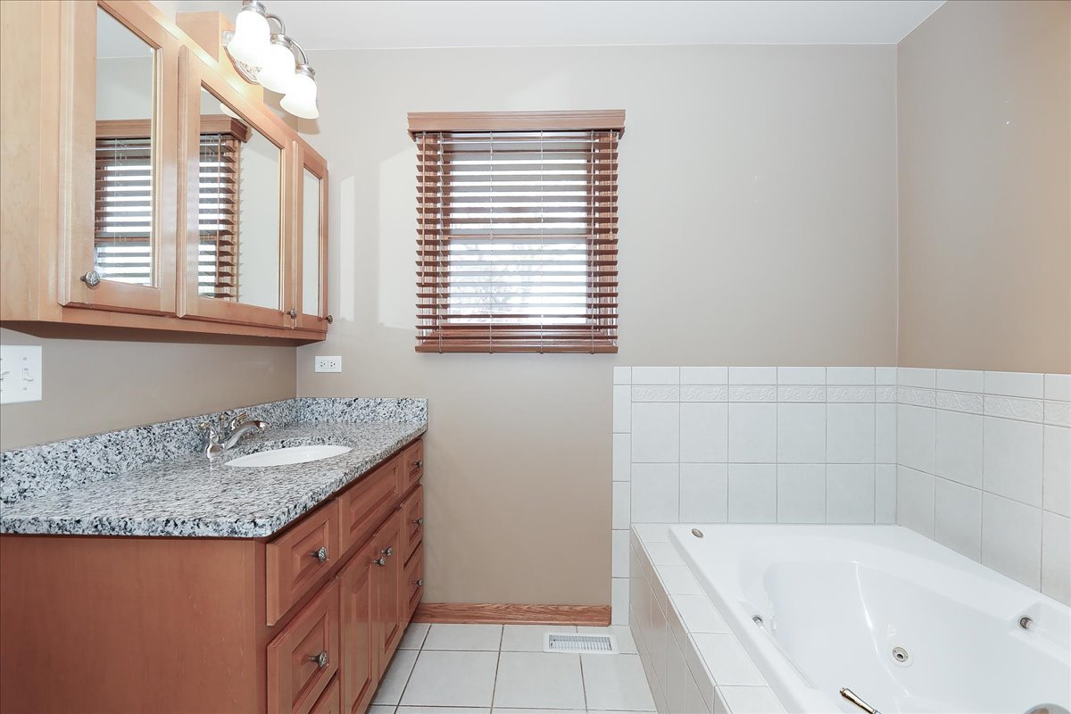 52 West Glenlake Avenue Roselle IL 60172