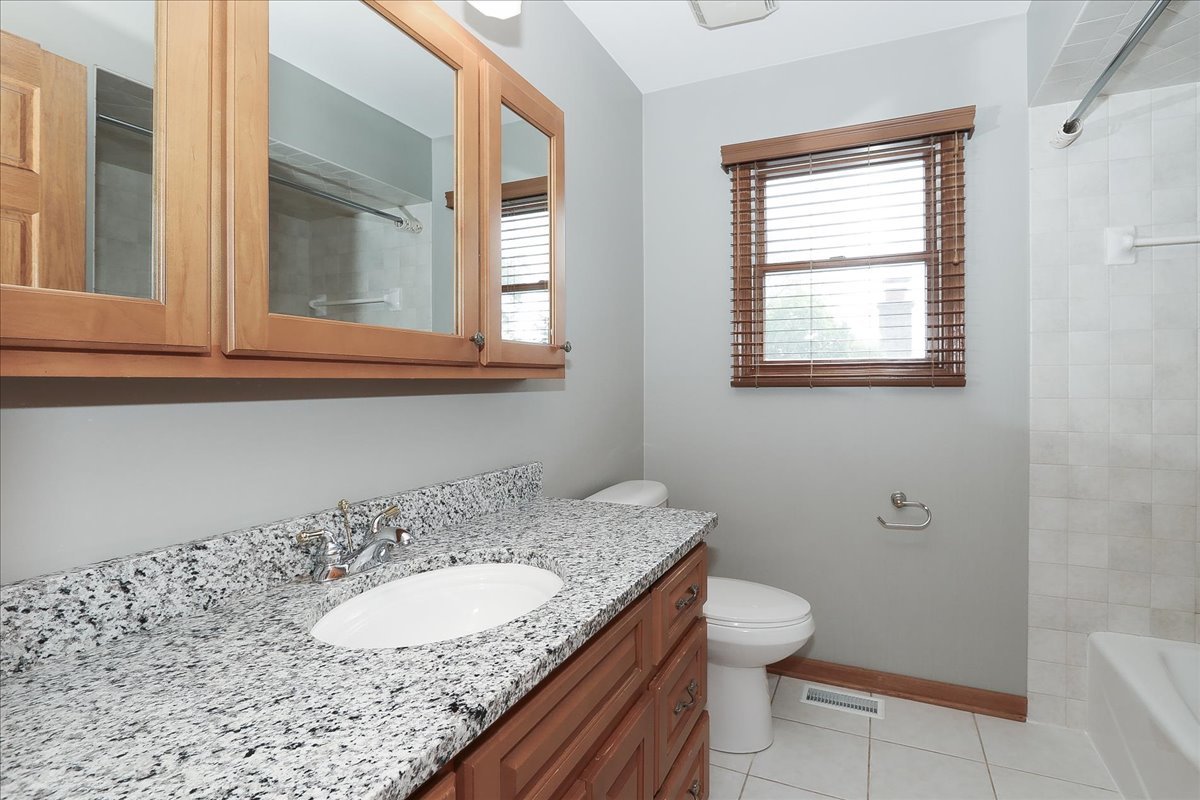 52 West Glenlake Avenue Roselle IL 60172