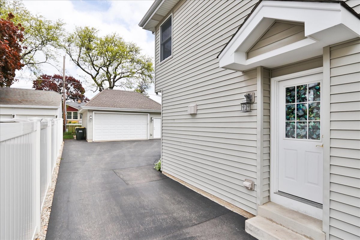 52 West Glenlake Avenue Roselle IL 60172