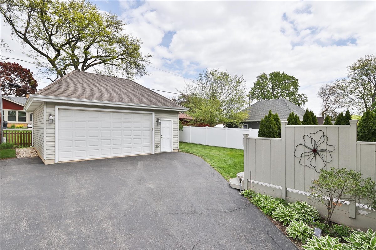 52 West Glenlake Avenue Roselle IL 60172