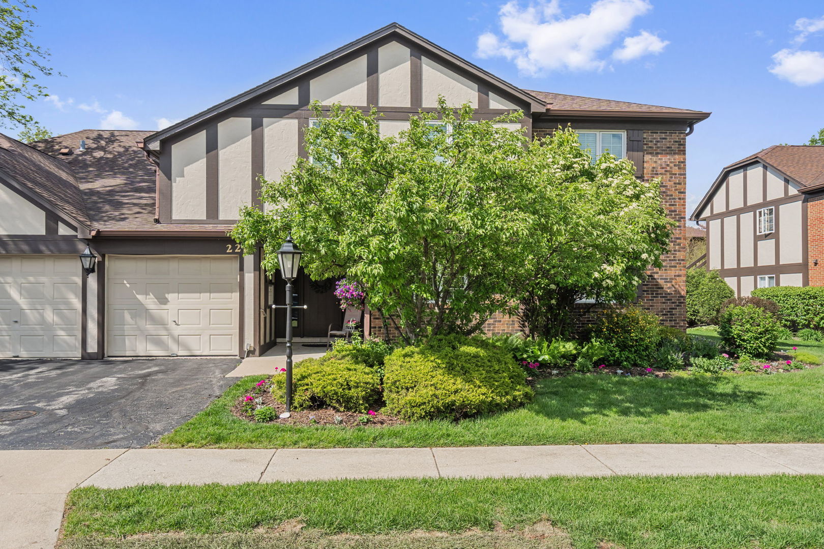 228 Brookside Lane Willowbrook IL 60527