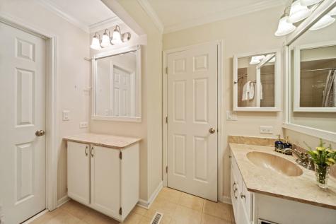 228 Brookside Lane Willowbrook IL 60527