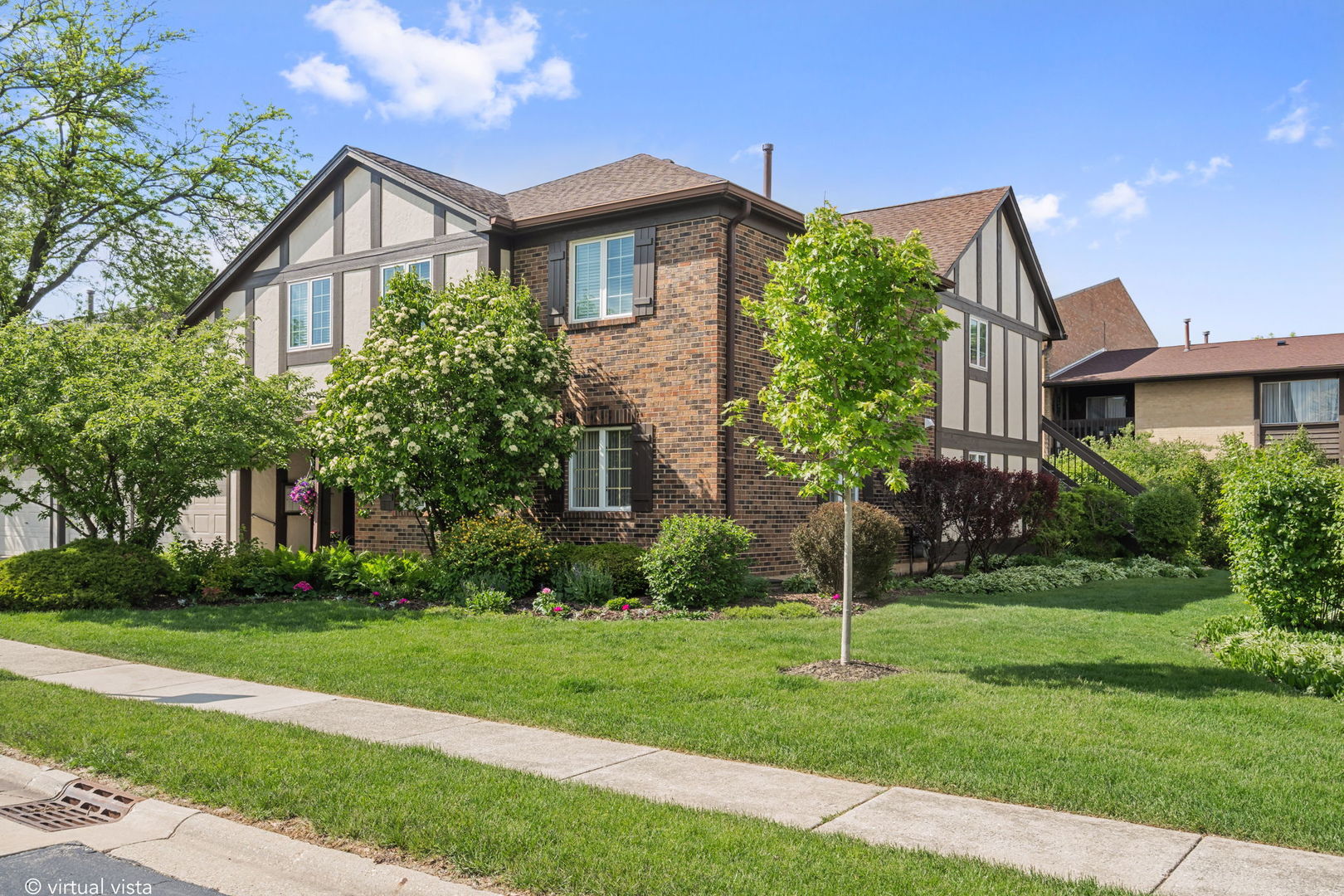 228 Brookside Lane Willowbrook IL 60527