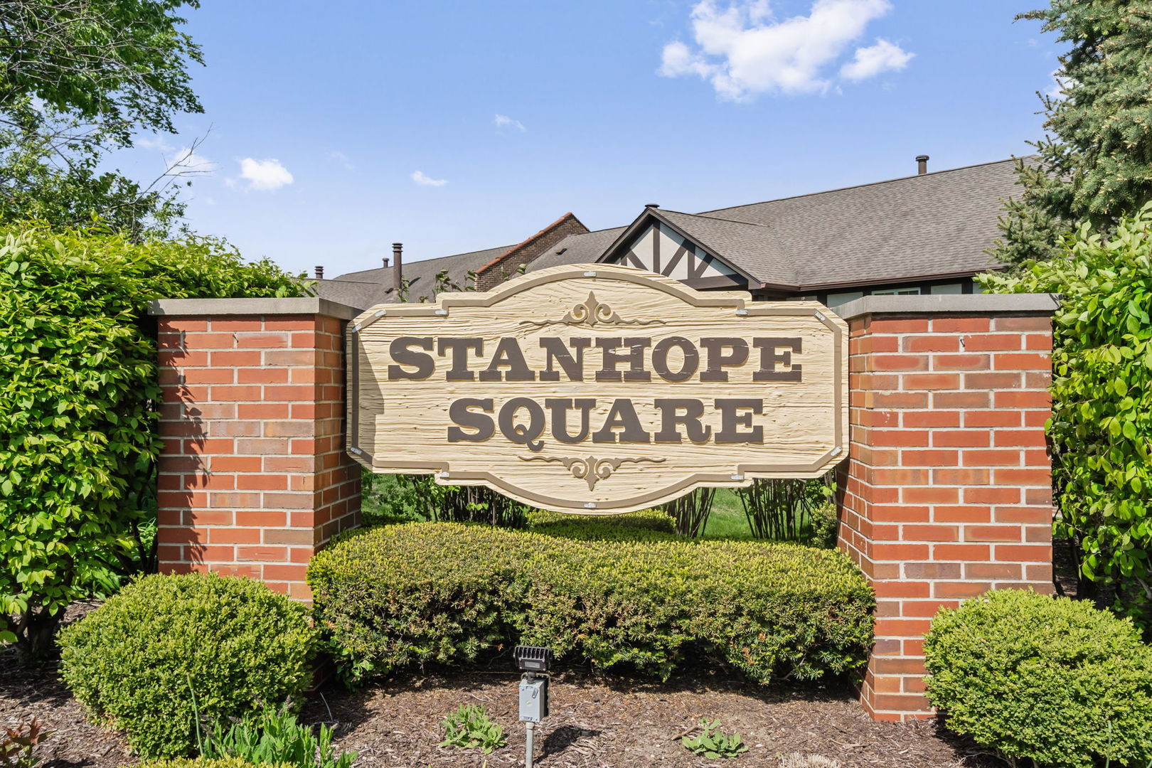 228 Brookside Lane Willowbrook IL 60527