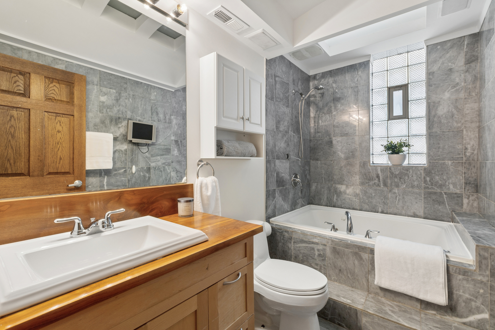 968 West Cuyler Avenue Chicago IL 60613