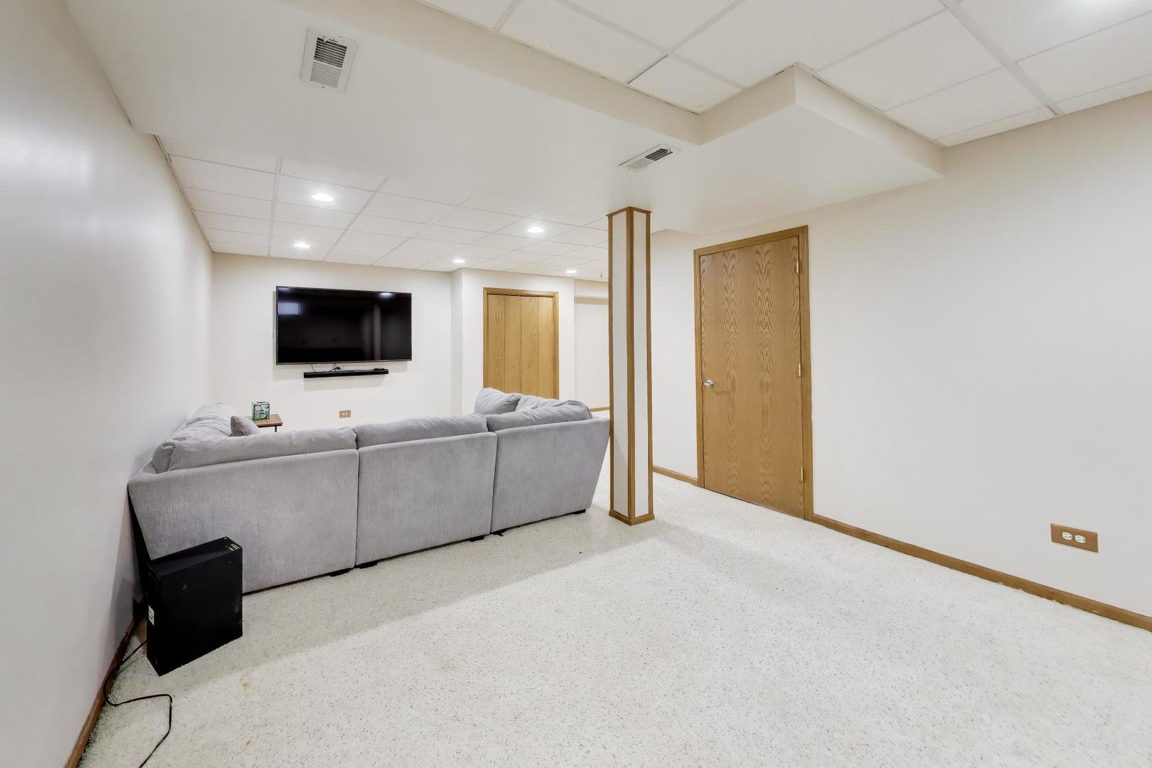 873 Hampton Drive Carol Stream IL 60188