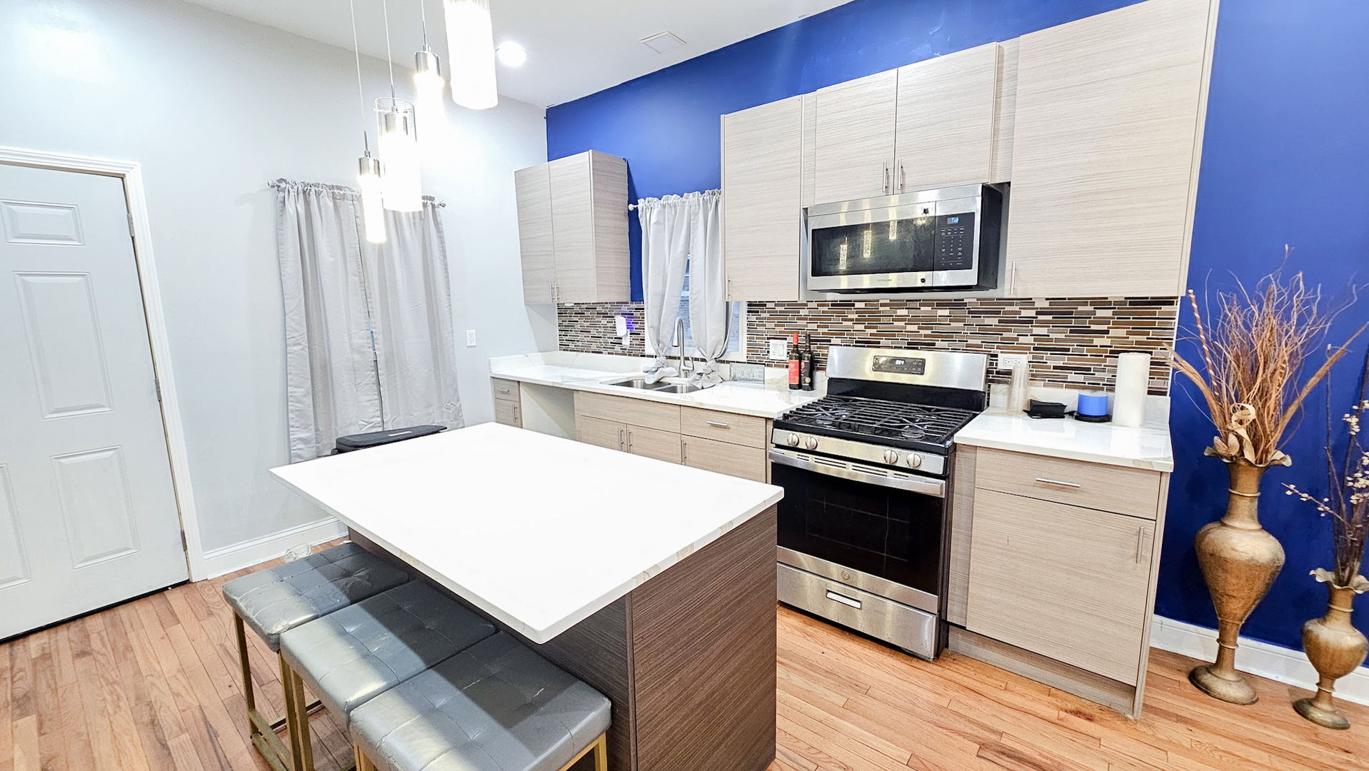 907 North Leamington Avenue Chicago IL 60651