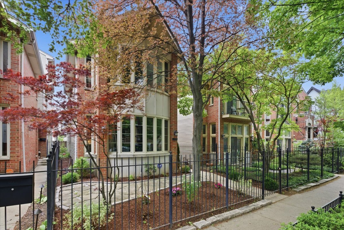 1209 West Roscoe Street Chicago IL 60657