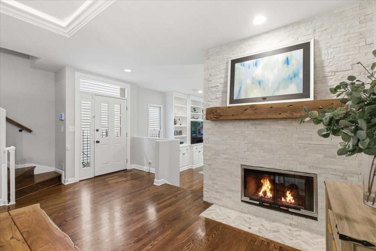 1209 West Roscoe Street Chicago IL 60657
