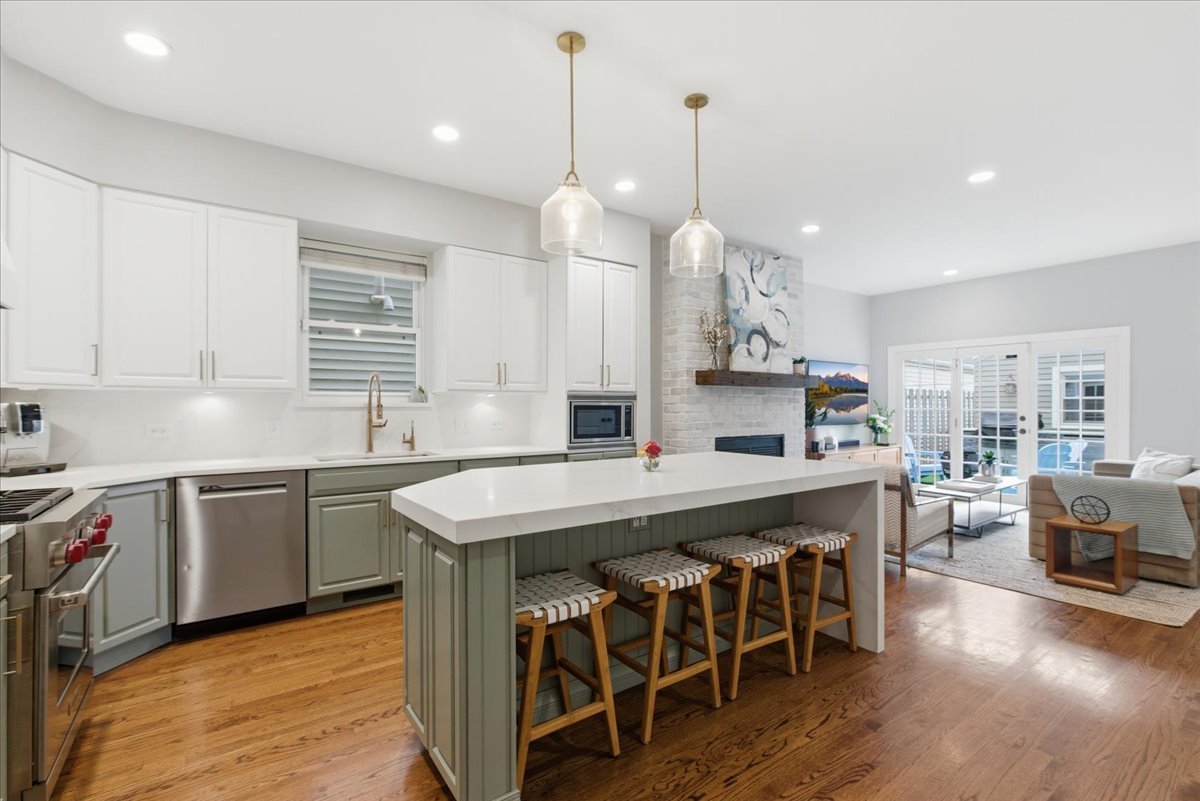 1209 West Roscoe Street Chicago IL 60657
