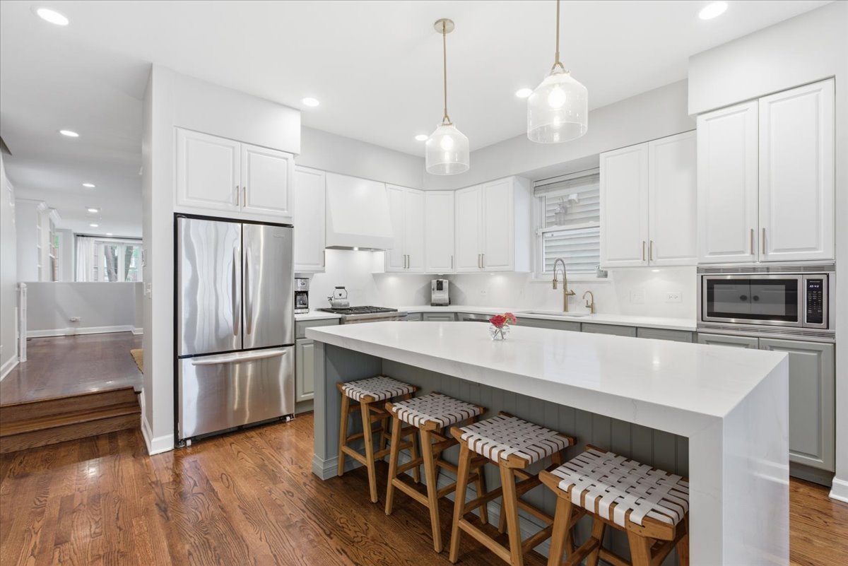 1209 West Roscoe Street Chicago IL 60657