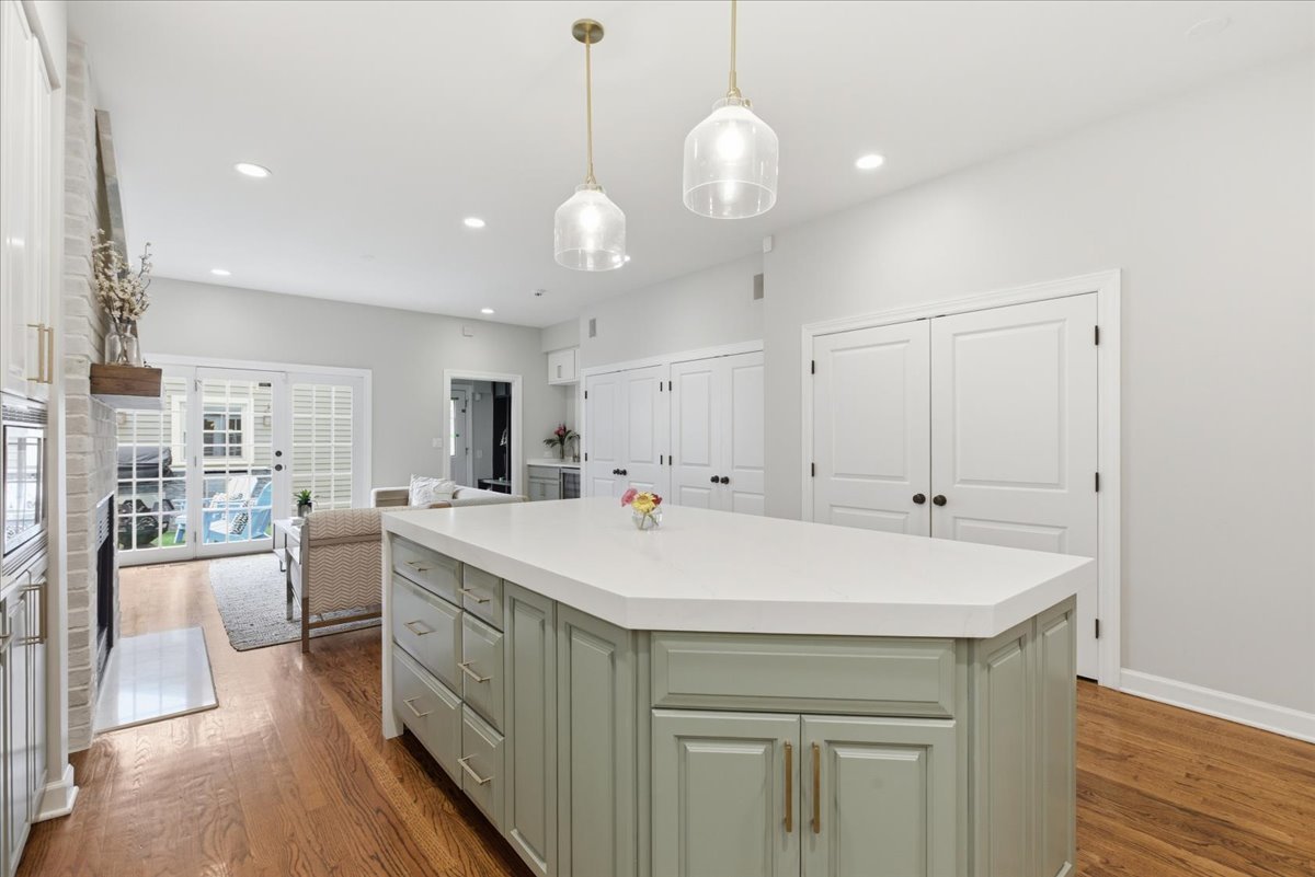 1209 West Roscoe Street Chicago IL 60657