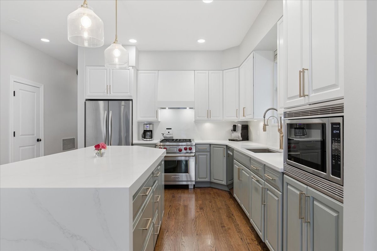 1209 West Roscoe Street Chicago IL 60657