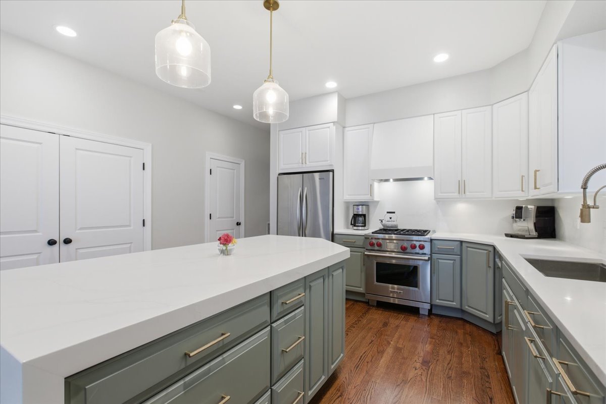 1209 West Roscoe Street Chicago IL 60657