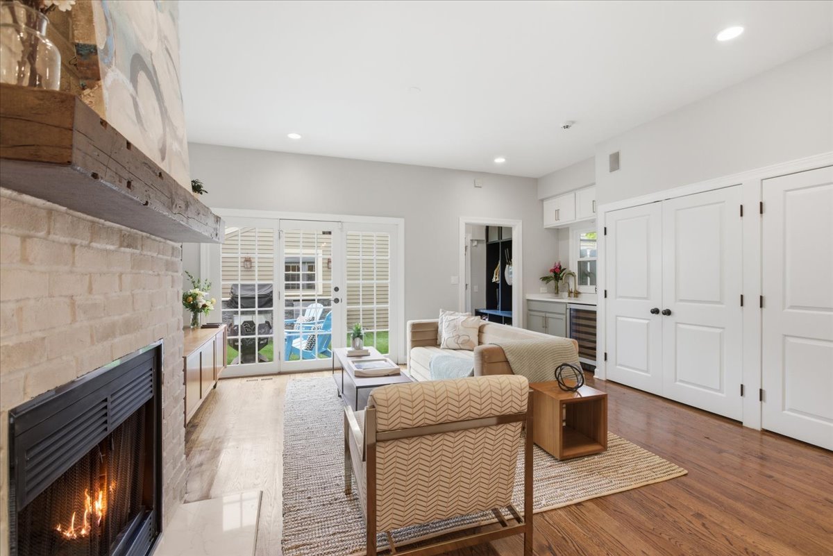 1209 West Roscoe Street Chicago IL 60657