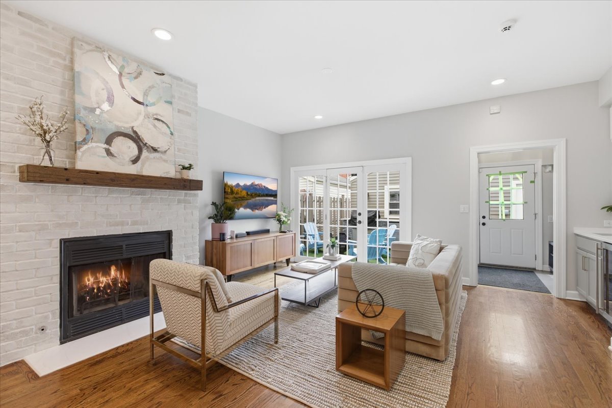 1209 West Roscoe Street Chicago IL 60657