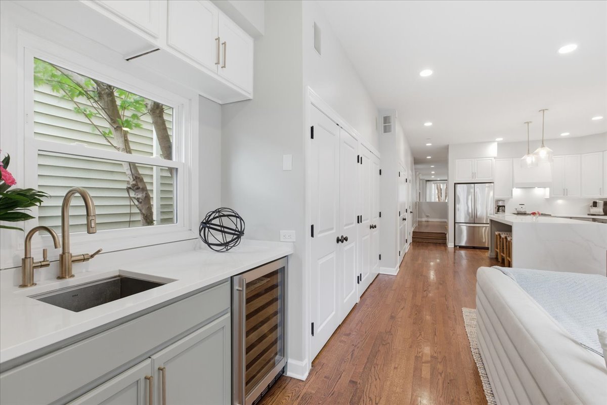 1209 West Roscoe Street Chicago IL 60657